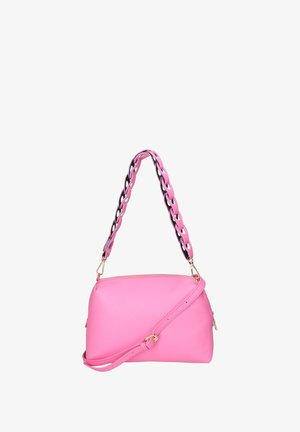 Rosa Lederhandtasche mit geschwungener Form, die eine strukturierte Oberfläche, einen abnehmbaren Kettenriemen und goldfarbene Hardware-Akzente aufweist.