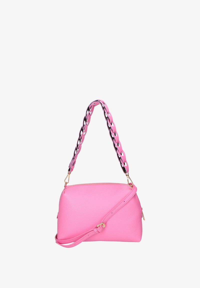 Borsa a tracolla in pelle rosa con forma curva, caratterizzata da una superficie texturizzata, tracolla a catena removibile e dettagli in metallo dorato.