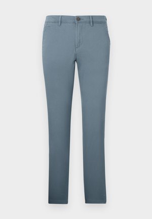 Chino azzurro chiaro in misto cotone con vestibilità slim, dotato di chiusura con bottone e tasche laterali. Tessuto liscio senza fantasie.