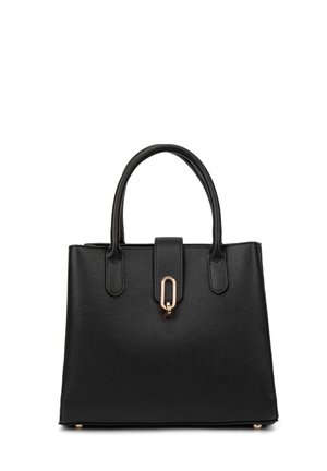 Sac à main noir texturé avec deux poignées supérieures, un rabat de fermeture central et des accents en métal doré. Base plate avec pieds de protection.