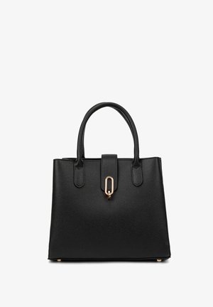 Borsa nera testurizzata con due manici superiori, una patta di chiusura centrale e dettagli in metallo dorato. Base piatta con piedini protettivi.