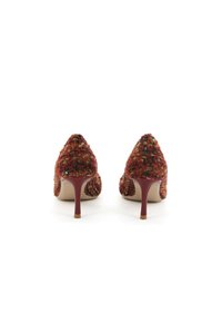 Scarpe con tacco alto in tweed rosso e arancione, con punta affusolata e tacco sottile, caratterizzate da una superficie testurizzata e un design minimalista.