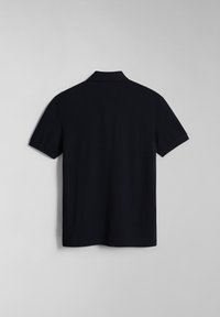Polo noir à manches courtes montré de dos avec un col, présenté sur un fond gris clair uni.