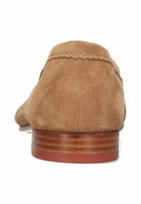 Brązowe zamszowe loafersy z zaokrąglonym tyłem, widocznym szwem i zdobną drewnianą podeszwą. Gładka tekstura z minimalistycznymi elementami designu.