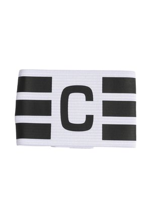 Weißes elastisches Kapitänsbinde mit einem großen schwarzen Buchstaben "C" in der Mitte und drei horizontalen schwarzen Streifen auf jeder Seite.