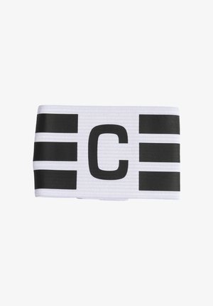 Biała elastyczna opaska kapitańska z wyraźną czarną literą "C" na środku oraz trzema poziomymi czarnymi paskami po każdej stronie.