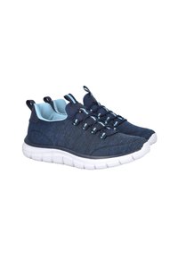 Zapatillas deportivas de color azul marino con parte superior de tejido texturizado, acentos en azul claro y una suela blanca flexible. Presentan cordones elásticos y una pestaña en la parte trasera.