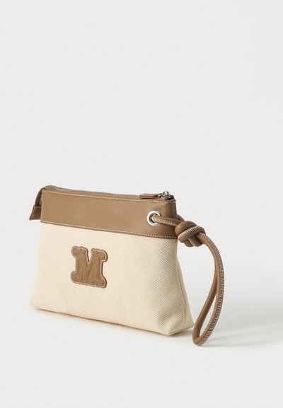 Beige canvas tasje met bruine lederen afwerking, ritssluiting aan de bovenkant en een lusvormig handvat geknoopt, met een gestikte letter "M" op de voorkant.