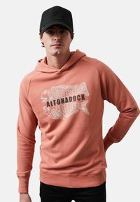 Sudadera color coral con cordón, que presenta un gráfico de dos peces y "ALTONADOCK" en letras negritas. Material suave y puños acanalados.
