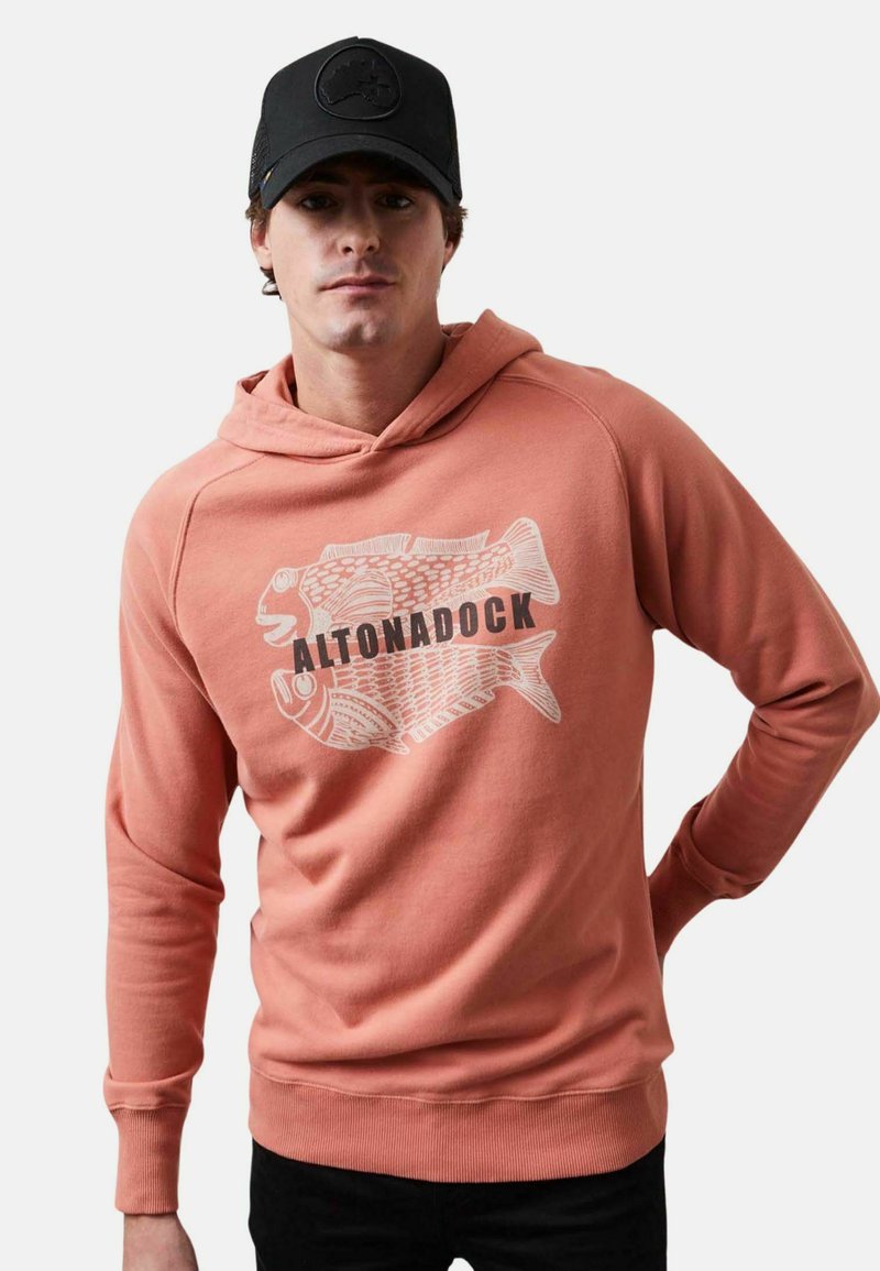 Sudadera color coral con cordón, que presenta un gráfico de dos peces y "ALTONADOCK" en letras negritas. Material suave y puños acanalados.