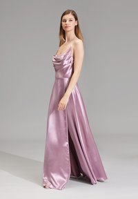 Abito da sera in satin di un leggero lavanda con scollo drappeggiato e spalline sottili; presenta una gonna fluida con uno spacco laterale.