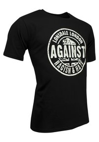 Musta lyhythihainen T-paita, jossa valkoinen pyöreä logo, jossa lukee "Lonsdale London Against Racism & Hate" sekä leijona- ja Union Jack -lippukuosi.