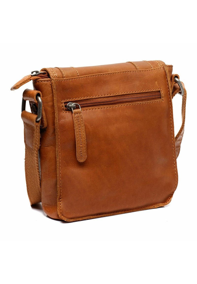 Borsa a tracolla in pelle marrone con tasca frontale con zip, tracolla regolabile, texture liscia e dettagli cuciti. Forma rettangolare compatta.