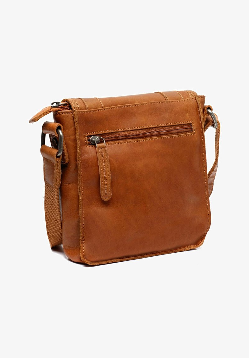 Borsa a tracolla in pelle marrone con tasca frontale con zip, tracolla regolabile, texture liscia e dettagli cuciti. Forma rettangolare compatta.