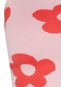 Top tricotat cu un fundal roz și modele florale mari roșii. Designul include o textură netedă și forme de flori elongate.