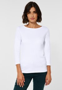 Witte katoenen blouse met lange mouwen en een bootn neckline, slim fit en een gladde textuur. Draag het met donkergroene broek.