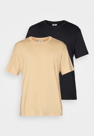 Deux T-shirts à manches courtes : un beige clair, un noir. Tous deux ont un col rond et sont fabriqués à partir d'un tissu lisse et léger.