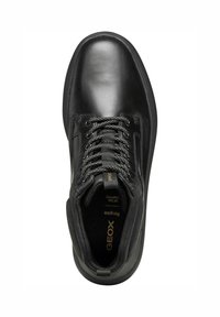 Chaussure en cuir noir avec bout rond, design à lacets, tige texturée et détails de logo. Dispose d'une semelle durable pour traction et soutien.