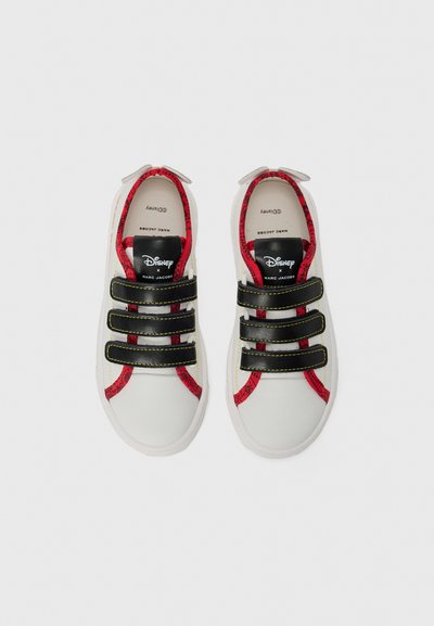 Weiße Sneaker mit schwarzen Klettverschlüssen, roten Akzenten und einem gemusterten Saum. Mit einem Logo auf der Zunge und einer Gummisohle ausgestattet.