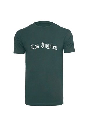 Tumedat rohelised puuvillased T-särgid, millel on lühikesed varrukad ja ümar kaelus, ja millel on rinnal valgete gooti tähtedega trükitud tekst "Los Angeles".