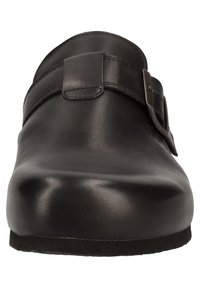 Schwarze Lederclogs mit flacher Sohle, ausgestattet mit einem breiten Riemen über der Vorderseite und einer dekorativen Metallspange für einen sicheren Verschluss.