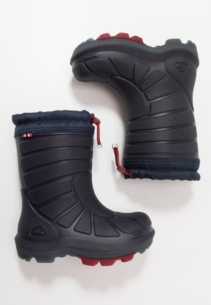 Schwarze Gummistiefel mit strukturiertem Finish, roten Sohlenakzenten und einem navyblauen Stoffbund mit Kordelzug zur Anpassung.