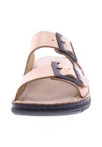 Beige leren sandaal met twee brede verstelbare banden met zwarte gespen, gevormd voetbed en zwarte rubberen zool.