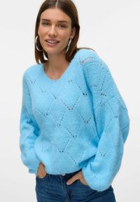 Hellblauer, gestrickter Pullover mit einem Rautenmuster, rundem Halsausschnitt und lockerer Passform. Hergestellt aus einem weichen, strukturierten Material.