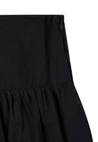 Gonna nera con un design arricciato lungo l'orlo, dotata di una chiusura lampo nascosta in vita e una texture liscia e opaca.