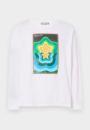 Witte lange mouwen t-shirt met een kleurrijke geometrische print met gelaagde stervormen in groen, geel en blauw, omrand door een donkere rand.