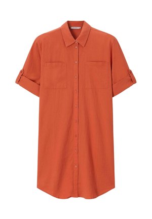 Robe chemise orange rouille à manches courtes, boutonnée, col pointu, deux poches poitrine et manches retroussées maintenues par des pattes à boutons.