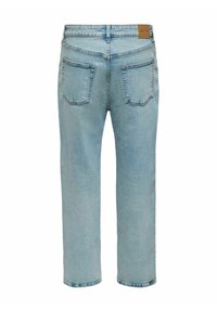 Jean bleu clair à coupe droite vu de dos, avec deux poches arrière et une étiquette de marque en cuir marron sur la ceinture.