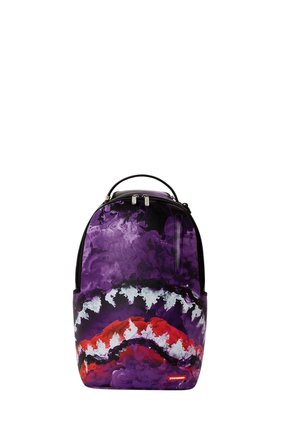 Zaino con motivo di fumo viola e una grande grafica di denti di squalo rossi, bianchi e neri sulla tasca frontale.