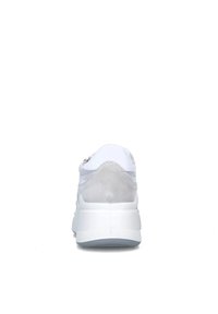 Sneaker bianca con un tallone in suede grigio texturizzato, sezione imbottita e una suola bianca spessa. Presenta una finitura in pelle liscia e un design minimalista.