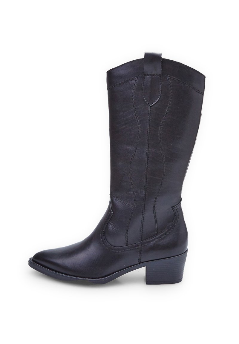 Botas vaqueras de cuero negro con punta afilada y costura lateral parcial. Presentan un tacón bajo apilado y un caña alta con una lengüeta.
