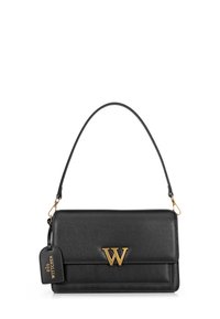 Borsa a mano in pelle nera con finitura testurizzata, caratterizzata da un logo dorato a forma di "W" e un'etichetta rimovibile. Il design presenta una silhouette slim e strutturata.