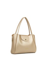 Borsa a tracolla in pelle dorata con due manici lunghi, patta superiore curva, chiusura magnetica e tasca con zip sul lato.