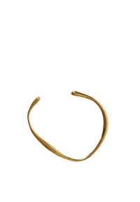 Bracciale in metallo dorato con design liscio e curvo. Presenta estremità sottili e lucide e una forma flessibile e aperta. Stile minimalista.