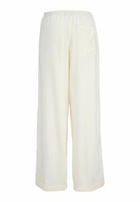 Pantalons larges couleur crème avec une taille élastique et une poche arrière unique. Fabriqués en tissu doux et léger avec une texture lisse.