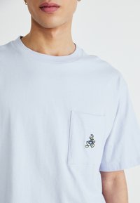 GAP TEE UNISEX - Trükipildiga T-särk - jet stream blue