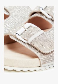 Ei valittu, white