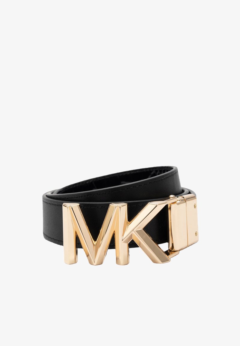 Ceinture en cuir noir avec une boucle en métal doré ornée du logo "MK". La sangle présente une texture lisse et un design élégant.