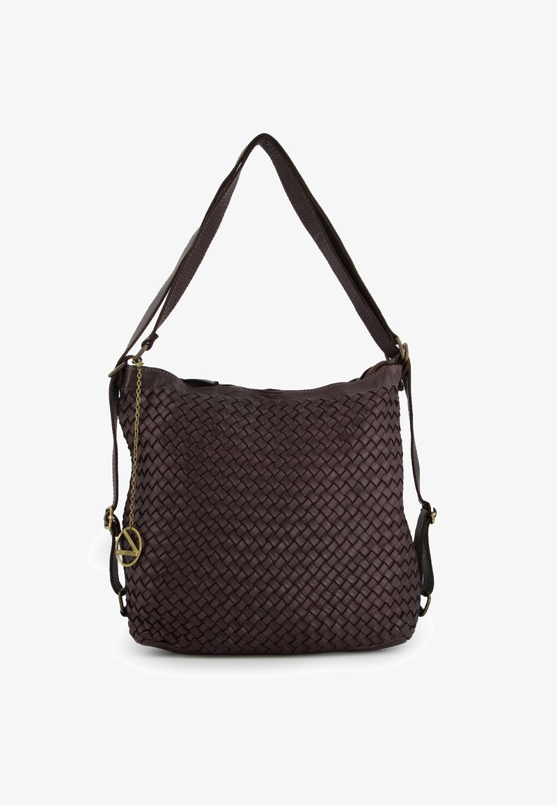 Sac en cuir tressé marron avec une texture douce, doté d'une longue bandoulière et d'un charm décoratif en ton doré attaché.