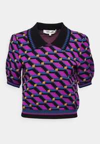 Krótki rękaw sweterkowej bluzki w kolorze fioletowym z geometrycznymi wzorami w odcieniach niebieskiego, pomarańczowego i czarnego; posiada czarny kołnierz i teksturowaną tkaninę.