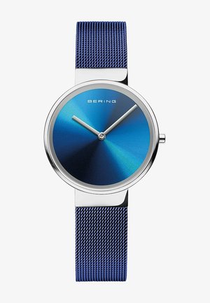 Blaues Analog-Uhrwerk mit einem runden Gehäuse aus Edelstahl, blauem Farbverlauf-Zifferblatt, silbernen Zeigern und einem strukturierten blauen Mesh-Armband.