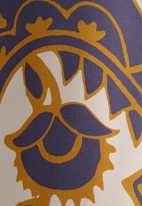 Blumendesign in Lila und Gold auf einem cremefarbenen Hintergrund, mit weichem, glattem Stoff und klaren Blütenblättern und Blättern.