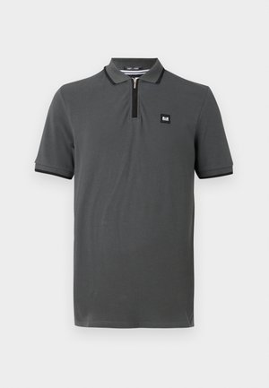 Polo grigia con colletto zip, maniche corte e bordi neri attorno al colletto e alle maniche. Piccolo logo sul petto.