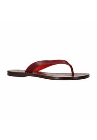 Rode leren flip-flop sandaal met een gladde band en een platte donkerbruin zool. Bevat een teenpostontwerp en handgestikte details langs de rand.