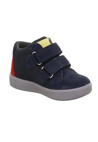 Dětské tenisky v námořnické modré barvě s dvojitými suchými zipy, žlutou jazykovou nášivkou, červeným detailem na patě a šedou gumovou podrážkou.