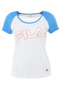 Vit sportt-shirt med blå raglanärmar. Har en framträdande röd Fila-logotyp på framsidan. Tillverkad av lätt och andningsbart tyg.